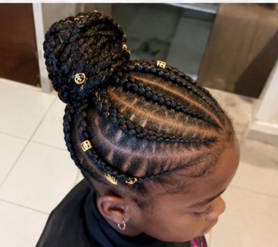 Chignon haut tressé pour enfant avec tresses plaquées et bijoux dorés