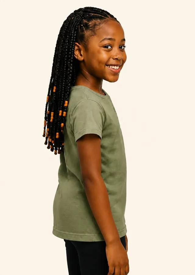 Enfant de profil avec de longues tresses et des perles